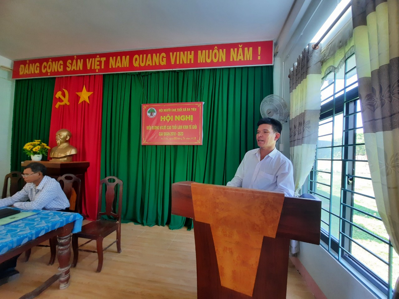 Đồng chí Phạm Văn Trỏ, Bí thư Đảng ủy, Chủ tịch UBND xã phát biểu chỉ đạo Hội nghị