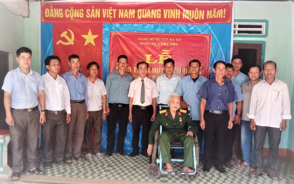 Trao tặng Huy Hiệu 65 năm tuổi Đảng đợt 19/5/2023 cho đồng chí Đinh Văn Lang