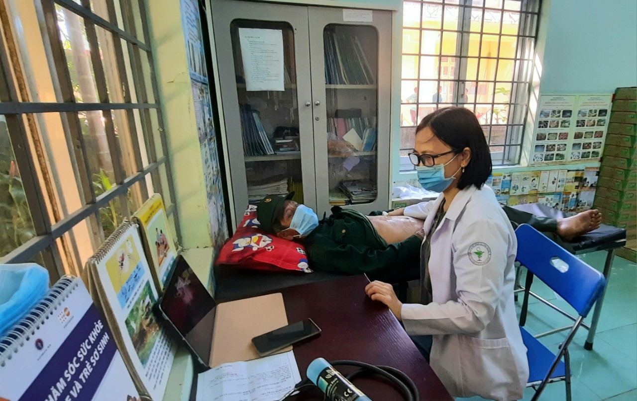 Trạm Y tế xã Ba Tiêu phối hợp với Trường Đại học Kỷ thuật Y dược Đà Nẵng tổ chức khám bệnh miễn phí cho người dân xã Ba Tiêu
